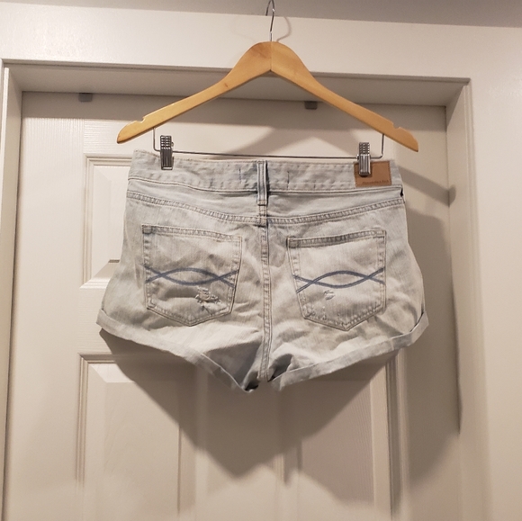 Abercrombie & Fitch Low Rise Jean Shorts with Cuff - Picture 2 of 3